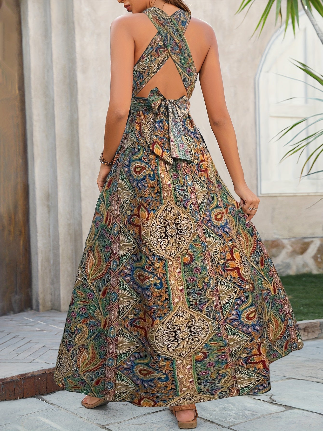 Lange Damenkleid mit Paisley-Print und offenem Rücken