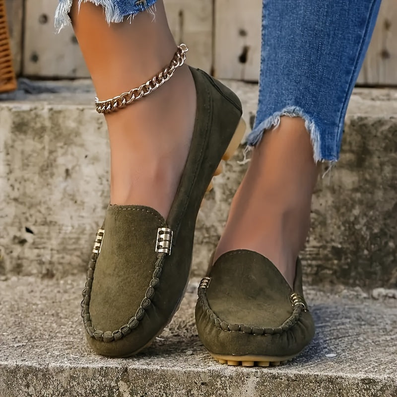 Leichte gelegenheitslaager mit metalldekor und bequemes slip-on-design für frauen