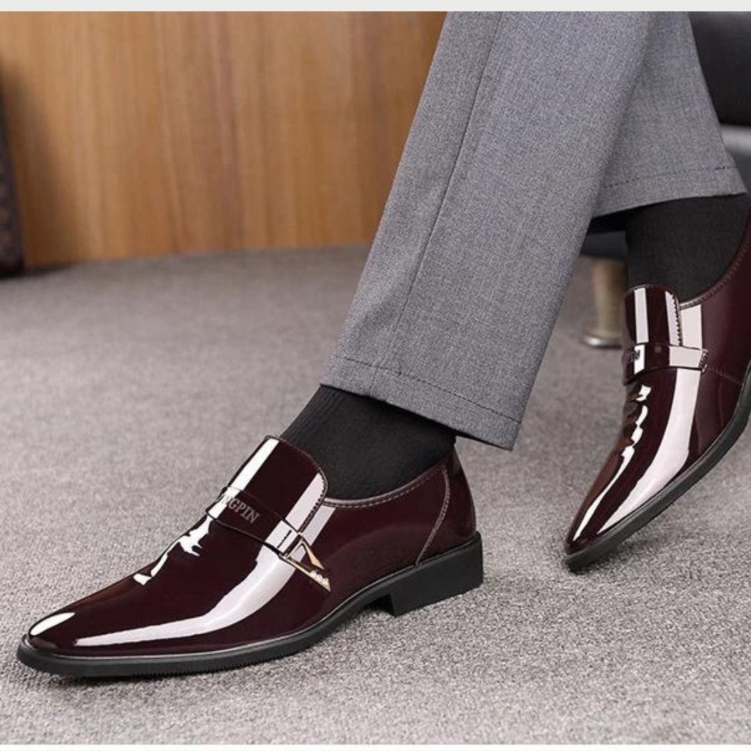 Herren Lackleder Business-Schuhe – Elegante Slip-Ons mit Zierspange – Spitz zulaufend