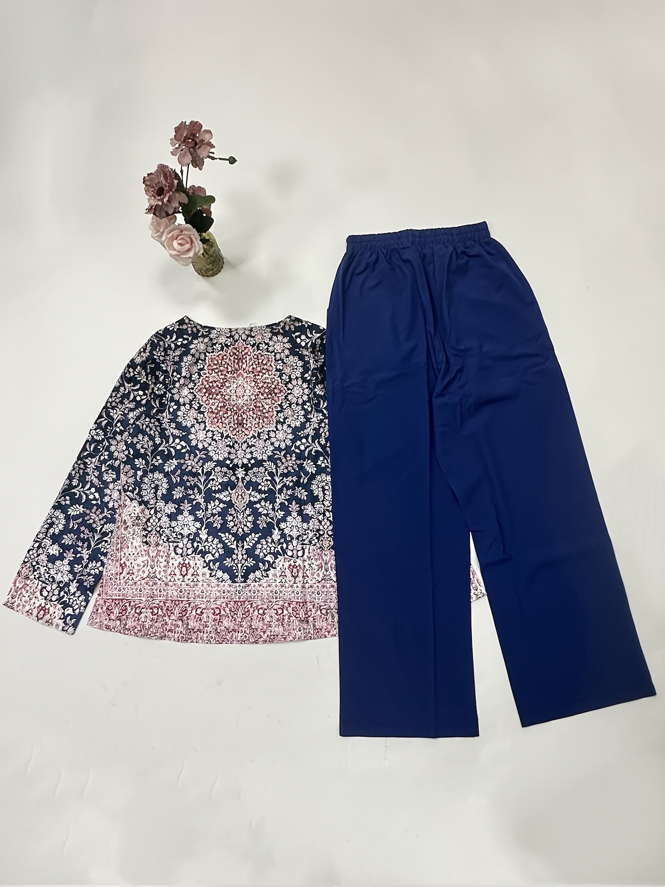 Zweiteiliges set im boho-chic-stil mit v-ausschnitt und blumenmuster in blau für damen