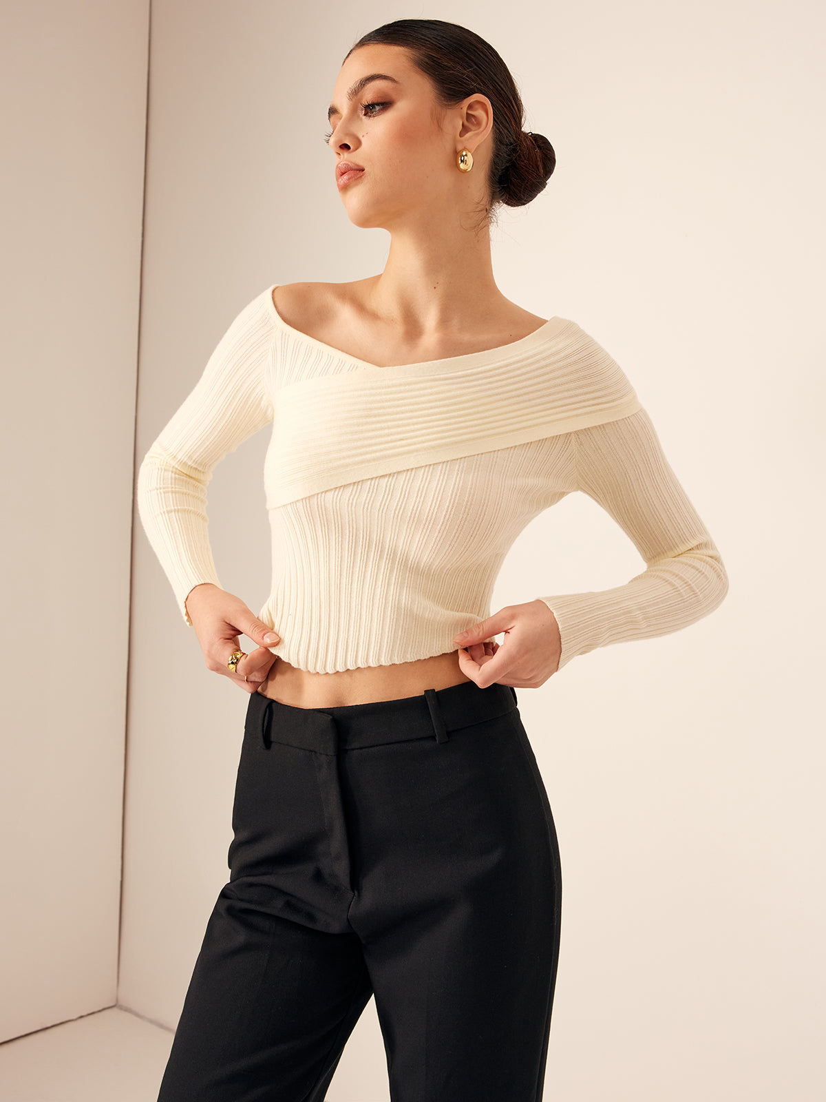 Damen Off-Shoulder Stricktop – Asymmetrischer Ausschnitt – Gerippt – Langarm – Figurbetont