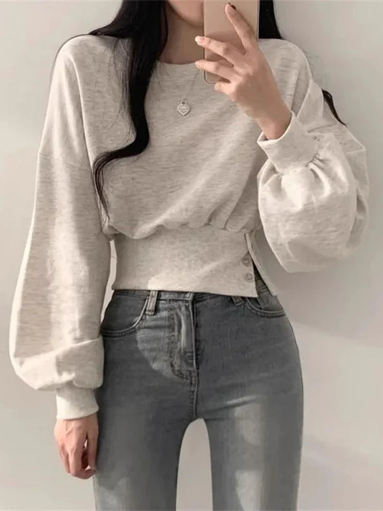 Damen Cropped Sweatshirt – Lockerer Schnitt – Ballonärmel – Knopfdetail am Saum