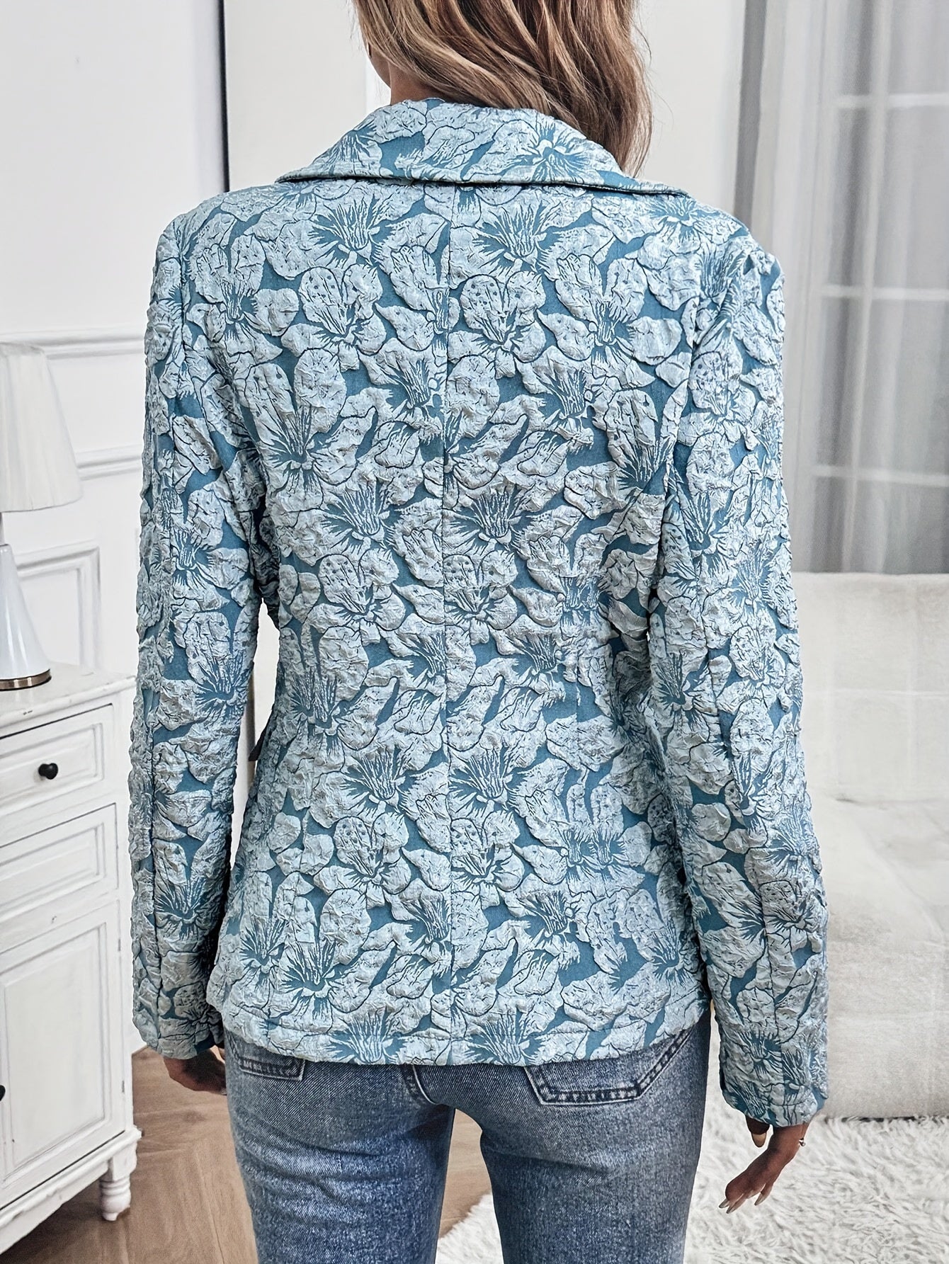 Eleganter blauer jacquard-freizeitanzug für damen