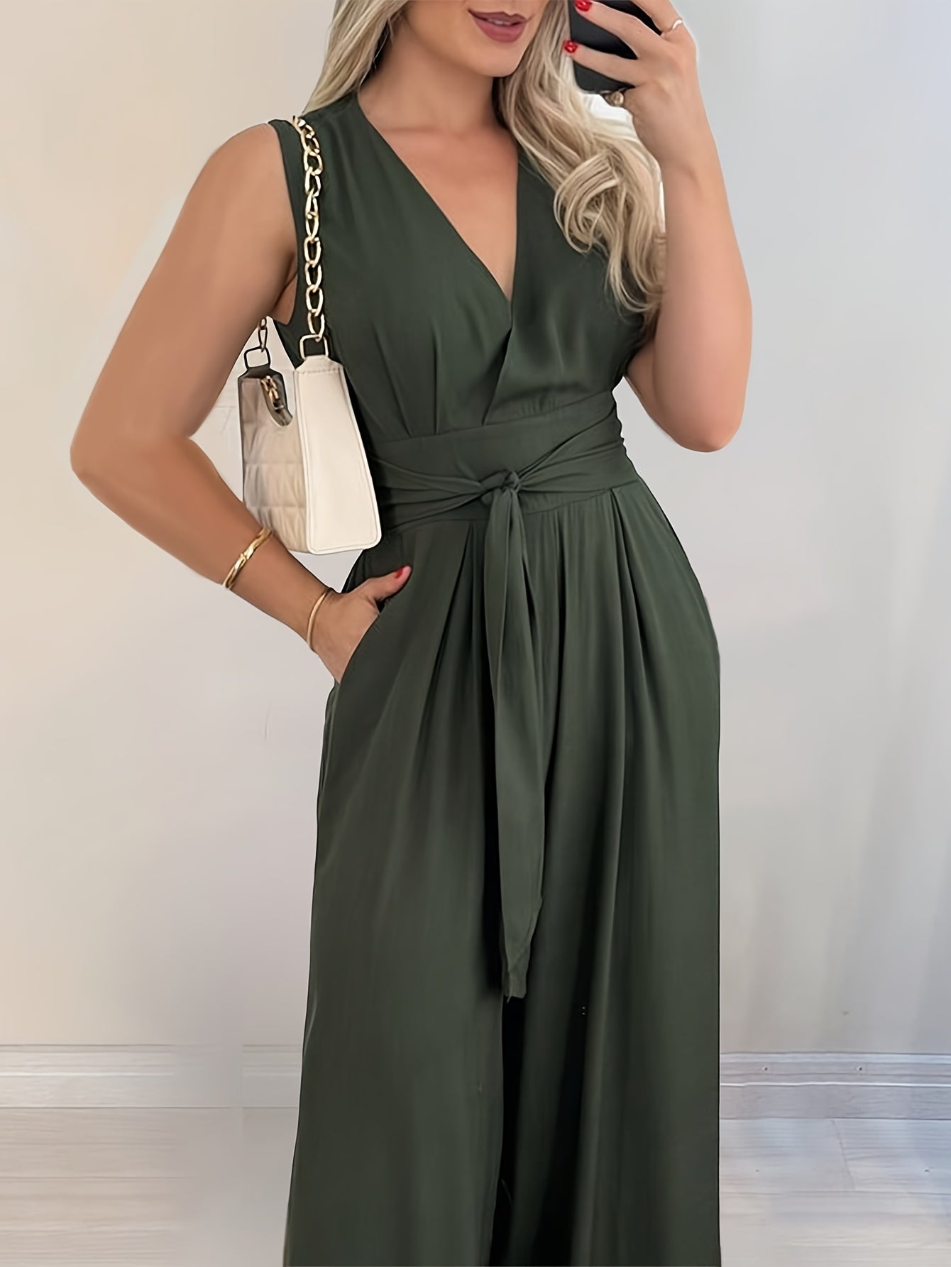 Eleganter jumpsuit für damen mit gürtel