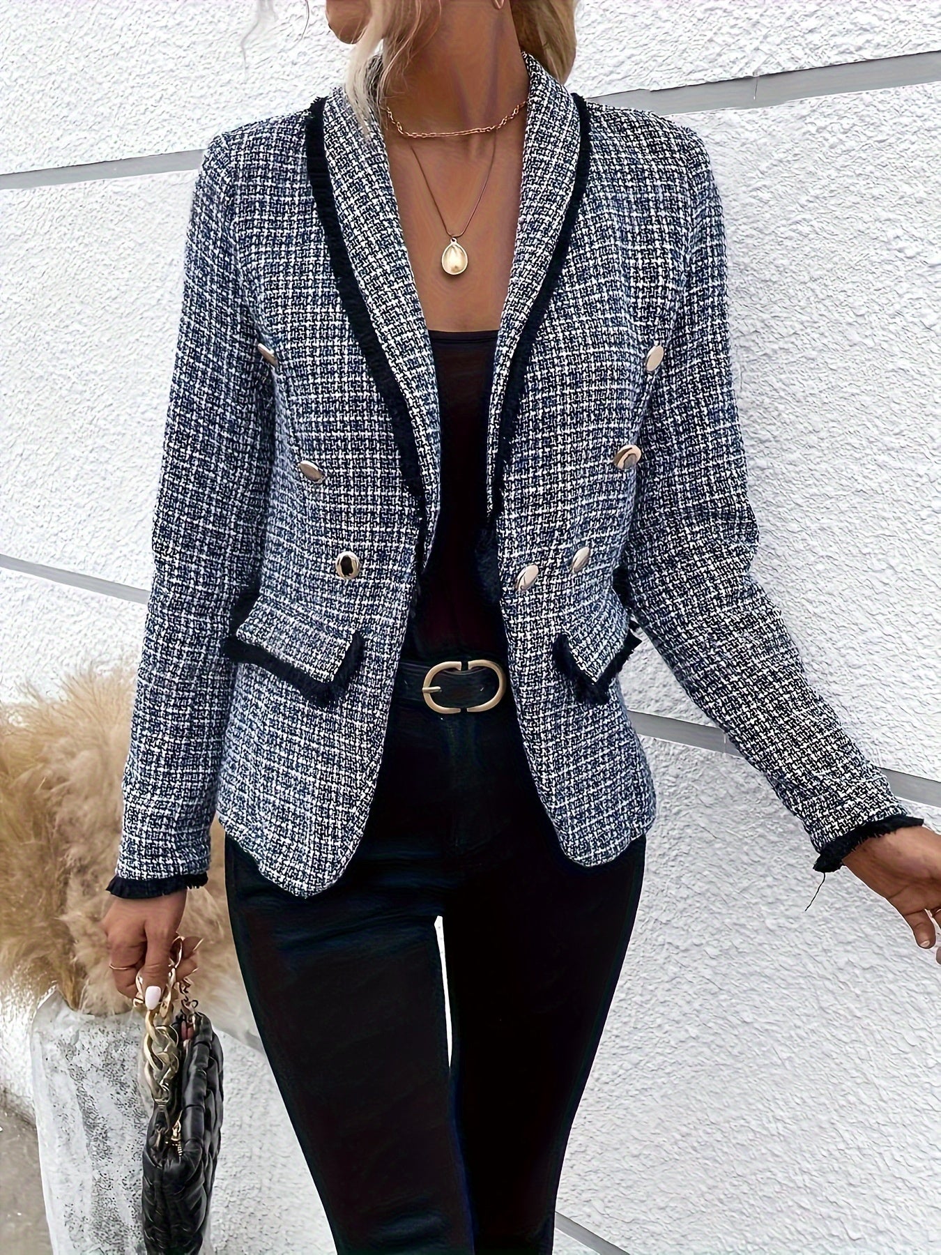 Eleganter karierter zweireiher-blazer mit kontrastbesatz für damen