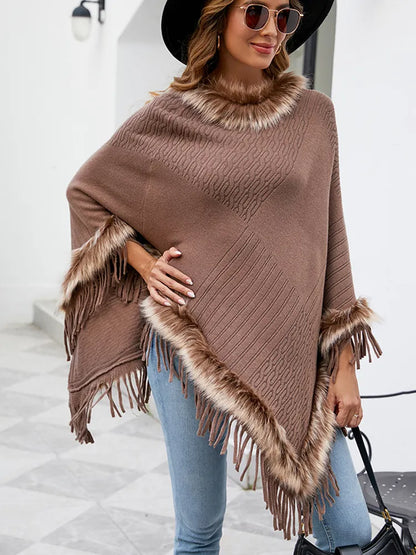 Damen Poncho - Strickdesign mit Zopfmuster - Kunstfellbesatz - Fransenabschluss