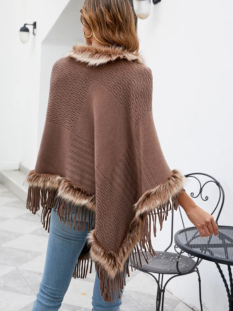 Damen Poncho - Strickdesign mit Zopfmuster - Kunstfellbesatz - Fransenabschluss