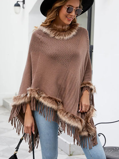 Damen Poncho - Strickdesign mit Zopfmuster - Kunstfellbesatz - Fransenabschluss